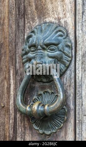 Décoration en métal sur la porte d'entrée de la maison, détail élégant et rustique dans les maisons coloniales. Banque D'Images