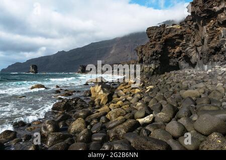 Magnifique littoral volcanique avec rochers et formations de lave. xx Banque D'Images