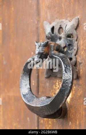 Décoration en métal sur la porte d'entrée de la maison, détail élégant et rustique dans les maisons coloniales. Banque D'Images