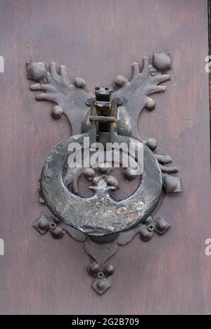 Décoration en métal sur la porte d'entrée de la maison, détail élégant et rustique dans les maisons coloniales. Banque D'Images