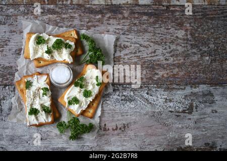 Craquelins au fromage à la crème et herbes. En-cas sain. Banque D'Images