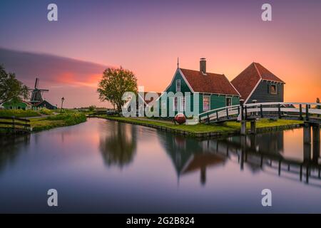 Lever du soleil au Zaanse Schans, un site touristique bien connu de Zaandijk, dans la province néerlandaise de Noord-Hollande, non loin d'Amsterdam. Banque D'Images