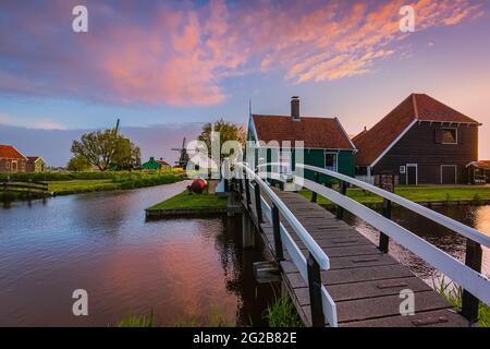 Lever du soleil au Zaanse Schans, un site touristique bien connu de Zaandijk, dans la province néerlandaise de Noord-Hollande, non loin d'Amsterdam. Banque D'Images