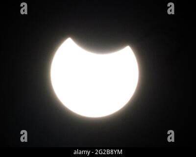 Sheerness, Kent, Royaume-Uni. 10 juin 2021. Le début de l'éclipse solaire vue au-dessus de Sheerness dans le Kent. Crédit : James Bell/Alay Live News Banque D'Images