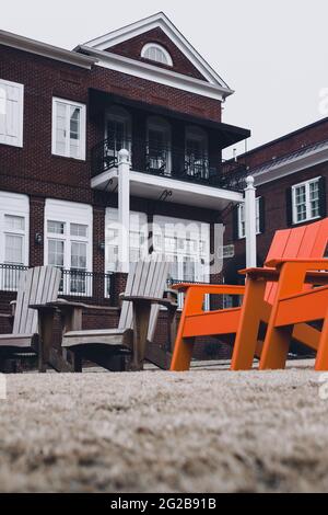 DULUTH, GA, ÉTATS-UNIS - 08 janvier 2021 : Duluth, Géorgie | États-Unis - 7 janvier 2021 : chaises Adirondack dans l'herbe à l'extérieur d'une maison de ville Banque D'Images