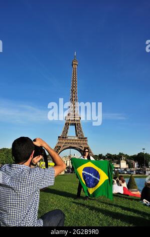 FRANCE, PARIS (75) 7 ET 16ÈME ARRONDISSEMENT, TOUR EIFFEL DEPUIS LES JARDINS DU TROCADÉRO, TOURISTES BRÉSILIENS SE PHOTOGRAPHIANT Banque D'Images