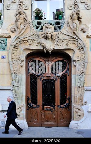 FRANCE, PARIS (75) 7ÈME ARRONDISSEMENT, MAISON ART NOUVEAU SITUÉE AVENUE RAPP, PAR L'ARCHITECTE JULES LAVLIOTTE Banque D'Images