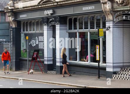 O'Neills Irish pub bar at Old Christchurch Road, Bournemouth, Dorset UK en juin Banque D'Images