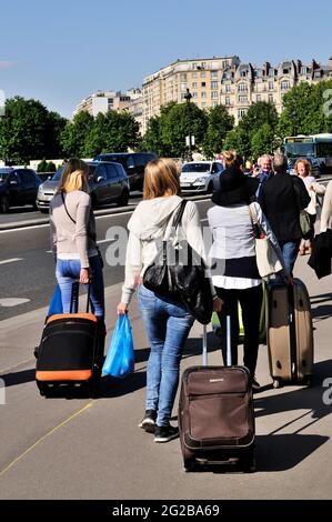 FRANCE, PARIS (75) 12ÈME ARRONDISSEMENT, PONT D'AUSTERLITZ, LES TOURISTES MARCHENT ENTRE LA GARE D'AUSTERLITZ ET LA GARE DE LYON Banque D'Images
