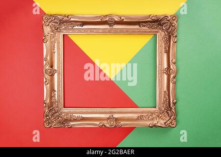 cadre doré vide sur fond de papier couleur rouge vert et jaune Banque D'Images
