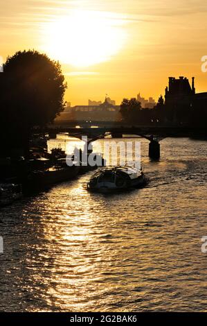 FRANCE, PARIS (75) 1ER ET 6ÈME ARRONDISSEMENT, LES QUAIS DE LA SEINE, BATOBUS AU COUCHER DU SOLEIL Banque D'Images