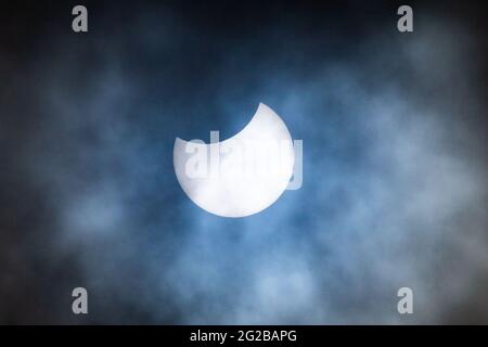 Birmingham, Royaume-Uni. 10 juin 2021. La lune à sa couverture maximale du soleil dans son transit à travers le soleil, produisant une éclipse partielle du soleil aujourd'hui à travers le Royaume-Uni. Peter Lopeman/Alay Live News Banque D'Images