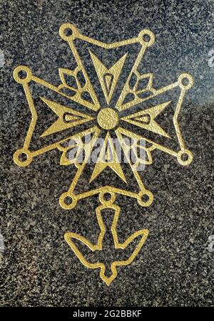 Huguenot traverse une tombe dans un cimetière protestant. Croix évoquant la croix maltaise et la croix du Languedoc, avec fleur de lis, perles et colombe du Banque D'Images