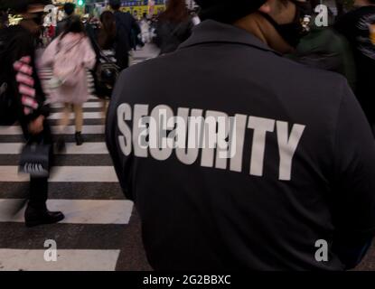 Gros plan d'un garde de sécurité dans la rue de la grande ville la nuit Banque D'Images