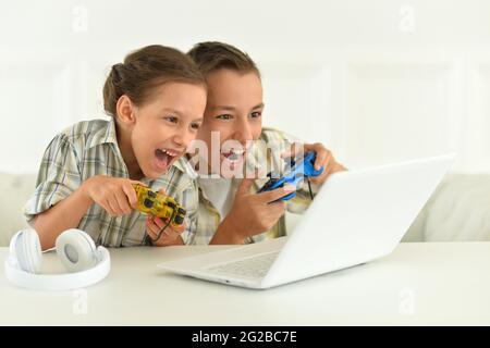 Porait de garçon et fille jouant au jeu vidéo Banque D'Images