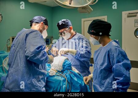 Équipe de chirurgiens effectuant l'opération Banque D'Images