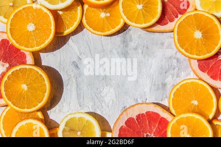 Agrumes. Orange, citron, pamplemousse, sur un fond de pierre à la mode vue de dessus, plat Banque D'Images