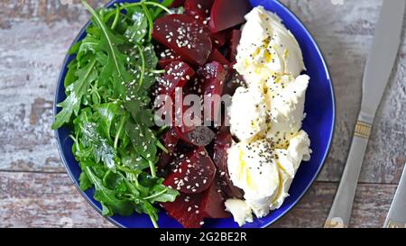 Salade saine avec arugula, betteraves et fromage mascarpone. Régime de céto. Nourriture saine. Banque D'Images