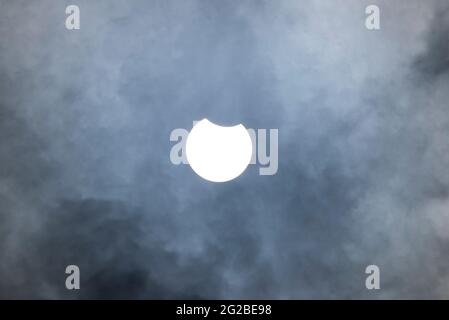 éclipse solaire partielle à Prague, république tchèque le 10 juin 2021 Banque D'Images