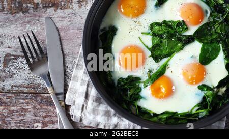 Œufs frits aux épinards. La cuisine est délicieuse. Régime de céto. Banque D'Images