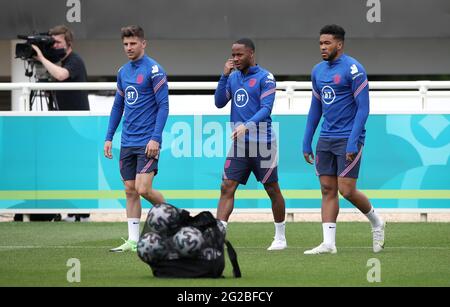 Mason Mount (à gauche), Raheem Sterling (au centre) et Reece James pendant la séance d'entraînement à St George's Park, Burton Upon Trent. Date de la photo: Jeudi 10 juin 2021. Banque D'Images