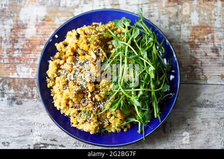 Assiette avec lentilles et microverts. Déjeuner végétalien. Une alimentation saine. Superaliments. Banque D'Images