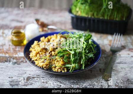 Assiette avec lentilles et microverts. Déjeuner végétalien. Une alimentation saine. Superaliments. Banque D'Images