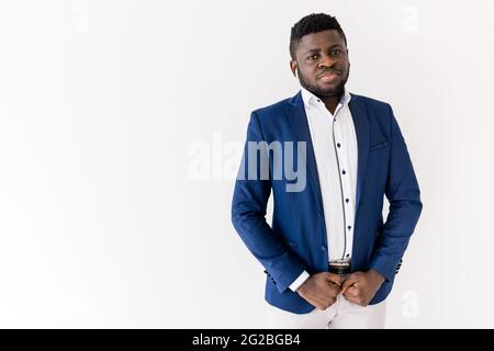 Photo de la tête d'un jeune homme afro-américain sérieux portant une chemise et un costume blancs regardant la caméra debout sur fond blanc, studio de copie d'espace Banque D'Images