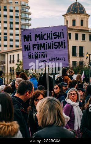 VALENCIA, AFRIQUE DU SUD - 05 juin 2021: Photo de la photo verticale de la bannière féministe avec un texte drôle sur le carton violet à la démonstration de la Fête des femmes. Banque D'Images