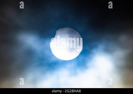 Birmingham, Royaume-Uni. 10 juin 2021. La lune est juste visible à la fin de son transit à travers le soleil, produisant une éclipse partielle du soleil aujourd'hui à travers le Royaume-Uni. Peter Lopeman/Alay Live News Banque D'Images