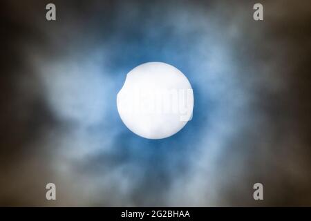 Birmingham, Royaume-Uni. 10 juin 2021. La lune est juste visible à la fin de son transit à travers le soleil, produisant une éclipse partielle du soleil aujourd'hui à travers le Royaume-Uni. Peter Lopeman/Alay Live News Banque D'Images