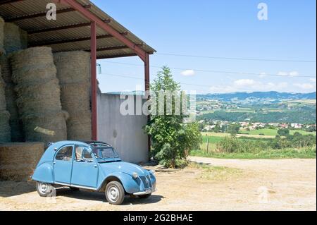 LYON, FRANCE - 13 juin 2015 : voiture classique rétro Citroën 2cv, design français, symbole d'une époque Banque D'Images