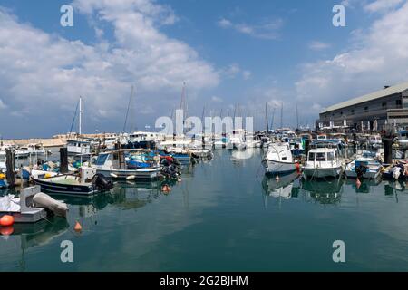 Bateaux de pêche, yachts et bateaux touristiques à l'ancienne marina de Jaffa. Tel Aviv. Israël Banque D'Images