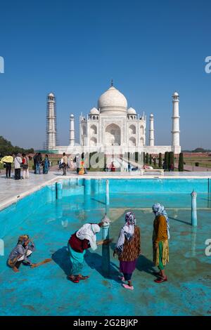 Les travailleuses en cours de nettoyage de l'une des piscines du complexe Taj Mahal comme monument ouvert au public après la première vague Covid-19 en Inde. Banque D'Images