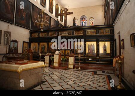 Intérieur de style baroque et iconostase avec beaucoup d'icônes et une grande croix dans l'église orthodoxe russe d'Alexandre Nevsky, la vieille Jérusalem, Israël. Banque D'Images