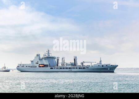 RFA Tidesurge, un pétrolier de réapprovisionnement de classe Tide de la British Royal Fleet Auxiliary (RFA), est guidé dans le port de Portsmouth, sur la côte sud de l'Angleterre Banque D'Images