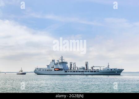 RFA Tidesurge, un pétrolier de réapprovisionnement de classe Tide de la British Royal Fleet Auxiliary (RFA), est guidé dans le port de Portsmouth, sur la côte sud de l'Angleterre Banque D'Images