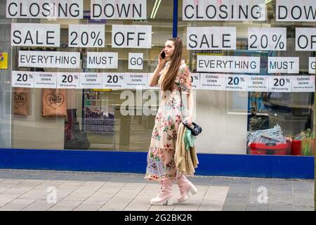 Southport, Merseyside, Royaume-Uni Météo 10 juin 2021. Magasins, acheteurs et personnes shopping. Des vêtements d'été sont exposés lors d'une chaude journée en plein centre-ville. Crédit MediaWorldImages/AlamyLiveNews Banque D'Images