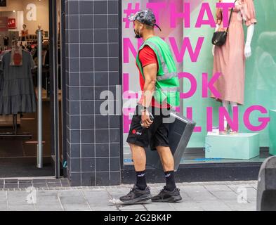 Livraison de DPD à Southport, Merseyside, Royaume-Uni Météo 10 juin 2021. Magasins, acheteurs et personnes shopping. Des vêtements d'été sont exposés lors d'une chaude journée en plein centre-ville. Crédit MediaWorldImages/AlamyLiveNews Banque D'Images