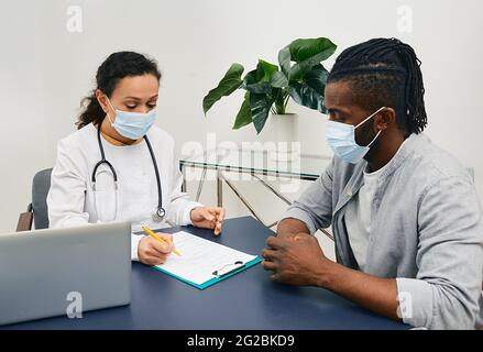 Homme adulte lors d'une visite en médecin généraliste à la clinique médicale. la consultation médicale Banque D'Images