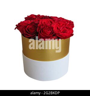 Bouquet romantique de roses rouges de luxe dans une boîte cadeau ronde blanche et dorée isolée sur fond blanc. Banque D'Images