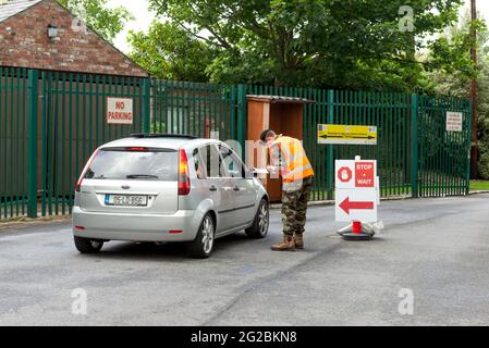 Un officier militaire qui vérifie une voiture au centre d'essai Covid-19 de la clinique d'écouvillonnage, situé à Ballymullen Barracks Tralee, en Irlande Banque D'Images