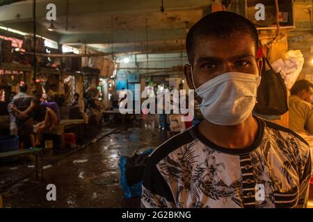 Impact de Covid-19 à Rajshahi, Bangladesh | Homme portant un masque sur le marché du poisson vivant de l'épidémie de Covid-19 en juin 2021 | blocage de Rajshahi Banque D'Images