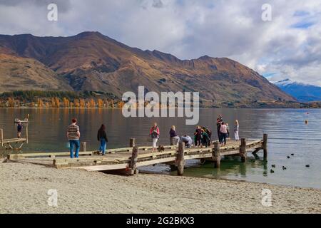 Lac Wanaka, Nouvelle-Zélande, en automne. Les gens prennent la vue depuis le quai de Wanaka Banque D'Images