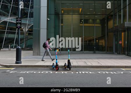 Londres (Royaume-Uni), 10 juin 2021 : location d'écuters dans le quartier des Docklands de Londres. Banque D'Images