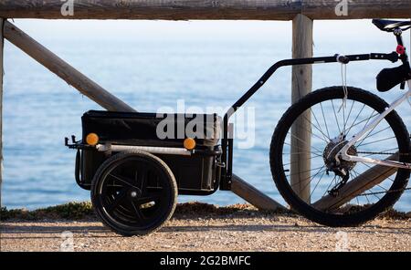 bikepacking, porte-bagages avec vélo, fond de mer Banque D'Images