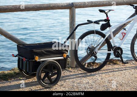 bikepacking, porte-bagages avec vélo, fond de mer Banque D'Images