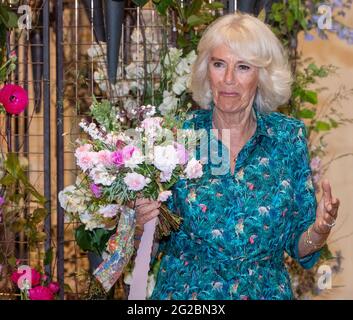 La duchesse de Cornwall tient un bouquet contenant du romarin, un signe de souvenir, reconnaissant qu'aujourd'hui aurait été le 100e anniversaire du duc d'Édimbourg, lorsqu'elle visite l'ouverture d'une exposition de la semaine britannique des fleurs de New Covent Garden Market à Londres. Date de la photo: Jeudi 10 juin 2021. Banque D'Images