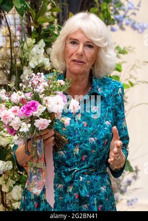 La duchesse de Cornwall tient un bouquet contenant du romarin, un signe de souvenir, reconnaissant qu'aujourd'hui aurait été le 100e anniversaire du duc d'Édimbourg, lorsqu'elle visite l'ouverture d'une exposition de la semaine britannique des fleurs de New Covent Garden Market à Londres. Date de la photo: Jeudi 10 juin 2021. Banque D'Images