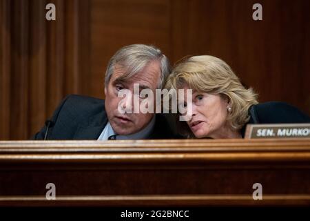 Le sénateur américain Jeff Merkley (démocrate de l'Oregon), à gauche, et le sénateur américain Lisa Murkowski (républicaine de l'Alaska), à droite, confèrent comme Michael Regan, administrateur de l'Agence de protection de l'environnement, comparaît devant un Sénat Appropriations - sous-comité sur l'intérieur, l'environnement, Et d'autres organismes connexes audition pour examiner la demande de budget de l'année financière 2022 pour l'Agence de protection de l'environnement, dans l'immeuble du bureau du Sénat Dirksen à Washington, DC, le mercredi 9 juin 2021. Crédit: Rod Lamkey/CNP/Sipa USA Banque D'Images